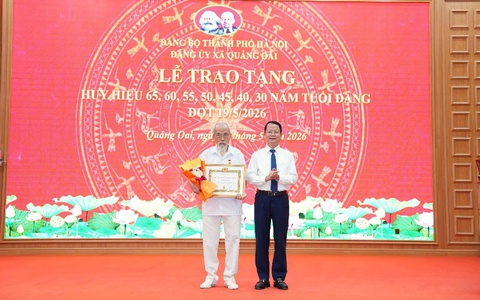 Đảng bộ xã Quảng Oai trang trọng tổ chức Lễ trao Huy hiệu Đảng đợt 19/5