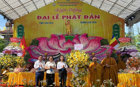Lãnh đạo phường Long Biên dự, chúc mừng Đại lễ Phật đản và trao quà từ thiện tại Thiền viện Sùng Phúc