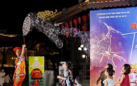 Sôi động biểu diễn xiếc, nhạc dân tộc bên hồ Hoàn Kiếm