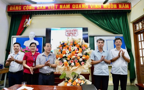Lãnh đạo xã Hồng Vân tặng hoa và động viên các điểm thi kì thi tuyển sinh vào lớp 10 thpt năm học 2026 - 2027