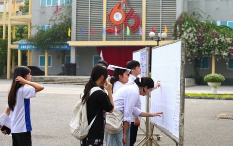 1606 thí sinh làm thủ tục dự thi lớp 10 THPT công lập tại 2 điểm thi trên địa bàn phường Sơn Tây