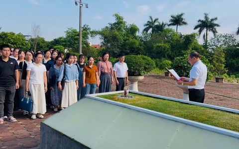 Học viên lớp Đảng viên mới khó II/2026 dâng hương tưởng niệm cố Tổng Bí thư Đỗ Mười
