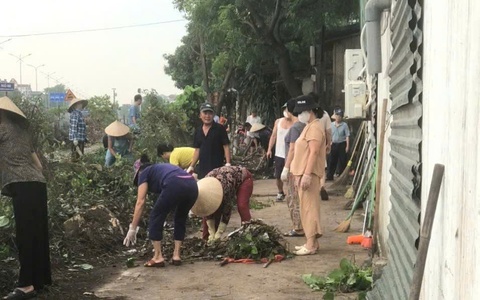 Phụ nữ thôn 1 Vĩnh Quỳnh tích cực tham gia vệ sinh môi trường, chỉnh trang cảnh quan