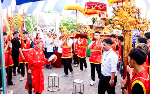 Vĩnh Mộ rộn ràng Lễ hội truyền thống tưởng nhớ Quỳnh Hoa Thánh Mẫu