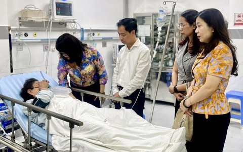 Đảng ủy - HĐND - UBND - Ủy ban MTTQ Việt Nam phường Hoàn Kiếm thăm hỏi các gia đình trong vụ cháy tại số 5 phố Hàng Vôi