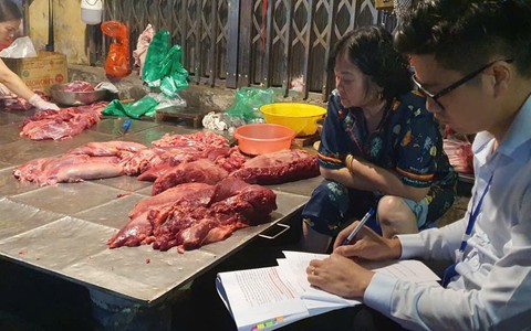 Rạng sáng, đột kích 'điểm nóng' thịt, xương bò vỉa hè ở Hà Nội