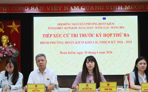 Đại biểu HĐND phường Hoàn Kiếm tiếp xúc cử tri trước Kỳ họp thường lệ giữa năm 2026