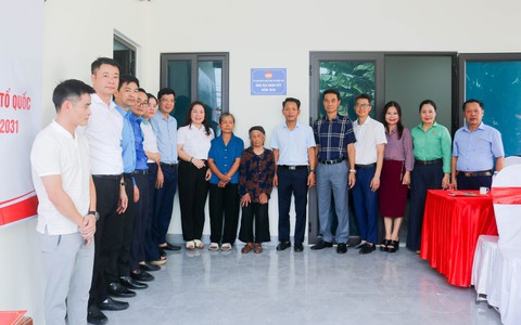 MTTQ xã Quốc Oai bàn giao nhà Đại đoàn kết cho gia đình vợ liệt sĩ có hoàn cảnh khó khăn