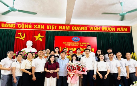 Trường THPT Trần Phú kết nạp đảng viên là học sinh ưu tú