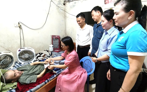 Nhóm “Vòng tay yêu thương” trao quà cho các gia đình có hoàn cảnh khó khăn tại thôn Tân Phú
