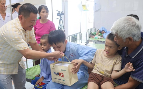 Trao yêu thương - Gửi niềm tin tới những bệnh nhi khó khăn tại Bệnh viện Đa khoa Vân Đình