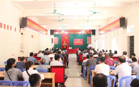 Đồng chí Chủ tịch UBND xã Hòa Lạc dự sinh hoạt thường kỳ tại Chi bộ thôn 6