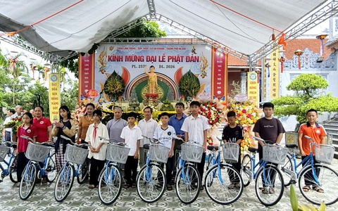 Chùa Linh Thông, chùa Trung Hưng xã An Khánh trao quà cho người có hoàn cảnh khó khăn nhân mùa Phật đản