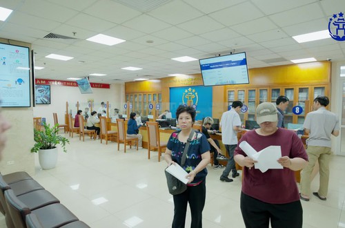 Người dân Hà Nội chính thức làm thủ tục hành chính tại 126 xã, phường mới