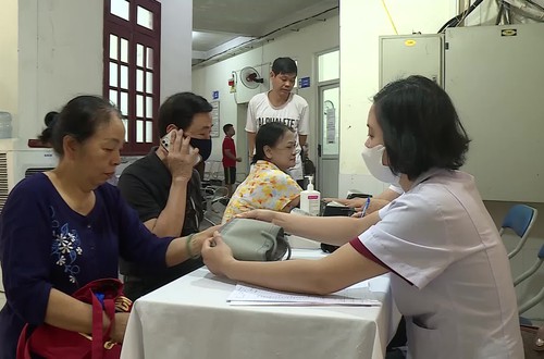Trạm Y tế phường Cầu Giấy tư vấn, khám sức khỏe miễn phí cho người cao tuổi