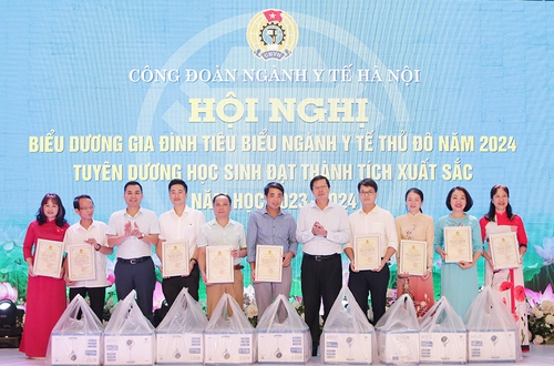 Biểu dương gia đình tiêu biểu ngành y tế hà nội