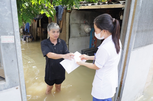 CDC Hà Nội tăng cường giám sát, hỗ trợ vệ sinh môi trường và phòng chống dịch sau bão, mưa lũ tại xã Đa Phúc