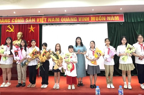 Biểu dương 100 trẻ em gái chăm ngoan, học giỏi