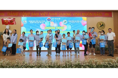 Tặng quà cho trẻ em đang điều trị tại Bệnh viện Đa khoa Đức Giang