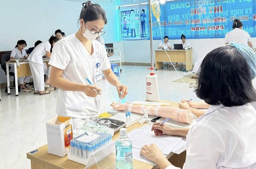 BVĐK Sơn Tây: Tôn vinh nghề Điều dưỡng tận tâm vì người bệnh