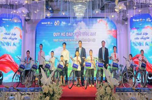 Trao tặng 20 xe đạp cho trẻ em vượt khó học tốt phường Dương Nội