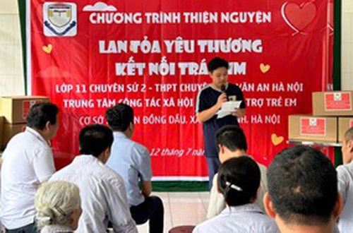 Học sinh trường THPT chuyên Chu Văn An Hà Nội thăm và tặng quà đối tượng nuôi dưỡng tại Trung tâm