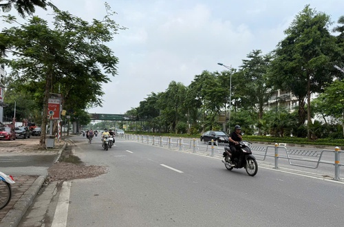 Ngày 26/7, Hà Nội ngày có nắng gián đoạn, có lúc có mưa dông bất chợt.