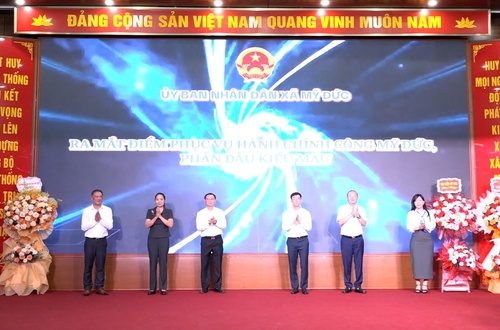 Khai trương Điểm tiếp nhận hành chính công thuộc Chi nhánh số 10 tại xã Mỹ Đức: Hướng tới chính quyền gần dân, phục vụ tận tâm