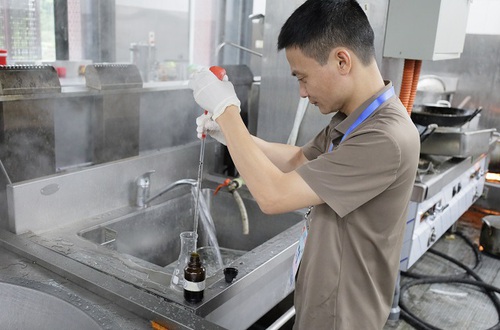 CDC Hà Nội kiểm tra công tác vệ sinh môi trường, chất lượng nước tại các khách sạn phục vụ Lễ kỷ niệm 80 năm Cách mạng Tháng Tám và Quốc khánh 2/9