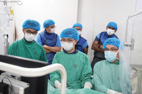 Bệnh viện Tim Hà Nội: Thực hiện can thiệp lâm sàng phức tạp ngay tại Hội thảo khoa học