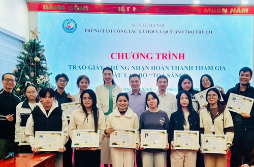 Sinh hoạt thường kỳ tháng 2 và trao Giấy chứng nhận hoàn thành tham gia sinh hoạt cho 15 thành viên Câu lạc bộ “Tỏa sáng”