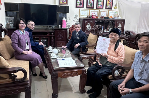 Cán bộ tới tận nhà hỗ trợ công dân cao tuổi hoàn thiện thủ tục hành chính tại phường Phú Lương