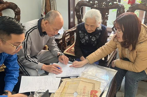 “Đến trước nhu cầu - Tiên phong phục vụ”: Tổ xung kích số 9 hỗ trợ cụ bà 94 tuổi thực hiện thủ tục cấp lại Bằng Tổ quốc ghi công