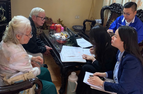 Tổ xung kích số 7 – Chi nhánh số 01 hỗ trợ người cao tuổi hoàn thiện thủ tục cấp giấy chứng nhận quyền sử dụng đất