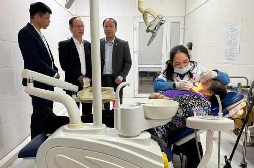 Mỗi người dân cần chủ động chăm sóc sức khỏe răng miệng cho bản thân và gia đình