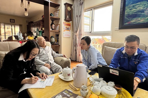 Chi nhánh số 01: Tổ hành chính công xung kích kịp thời hỗ trợ công dân cao tuổi thực hiện thủ tục hành chính tại nhà