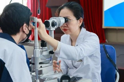 Gia tăng cận thị học đường: Cha mẹ cần chủ động can thiệp sớm