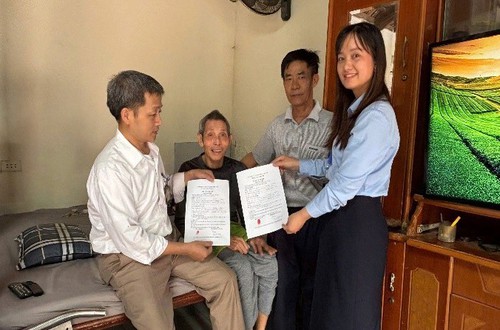 Điểm hỗ trợ dịch vụ công số Quảng Bị: Tận tâm hỗ trợ người dân yếu thế chứng thực chữ ký tại nhà