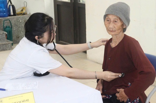 Đoàn Thanh niên Sở Y tế Hà Nội phối hợp với Bệnh viện đa khoa Phúc Thọ khám sức khỏe miễn phí cho người cao tuổi năm 2026