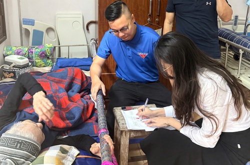 Chi nhánh số 01: Hỗ trợ TTHC cho công dân 96 tuổi tại nơi cư trú
