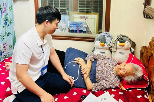 Tận tâm phục vụ nhân dân: Cán bộ, đoàn viên hỗ trợ cụ bà 84 tuổi làm thủ tục ngay tại nhà