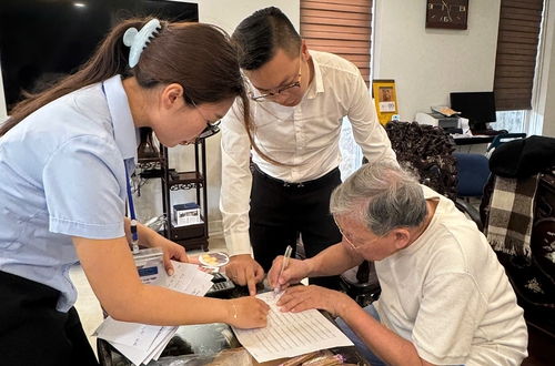 Hành chính không khoảng cách: Hỗ trợ tận nhà cho người cao tuổi