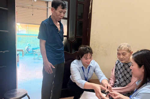 Hành trình tận tâm của tổ xung kích Hoài Đức đưa thủ tục hành chính tới với người cao tuổi