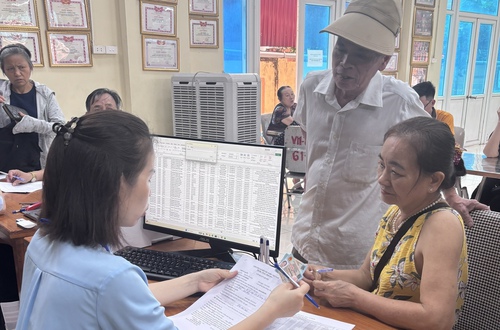 Hỗ trợ người cao tuổi thực hiện thủ tục chứng thực chữ ký để nhận lương hưu tại Tổ dân phố Hà Cầu và Tổ dân phố 3 La Khê