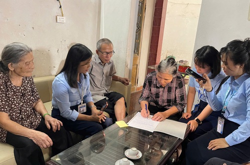 Hỗ trợ thủ tục ngoài giờ cho người dân yếu thế