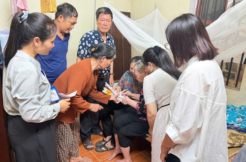 Thực hiện thủ tục hành chính tại nơi cư trú: Tận tâm trong từng nghĩa cử