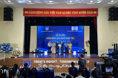 Trung tâm Phục vụ hành chính công thành phố Hà Nội tham dự, chúc mừng và ký kết hợp tác tại Ngày hội việc làm Trường Đại học Thủ đô Hà Nội năm 2026