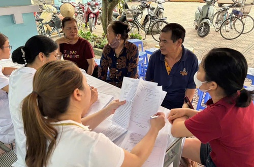 Phường Thượng Cát: Hơn 500 người dân được khám, chăm sóc sức khỏe bằng y học cổ truyền