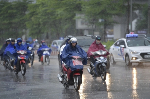 Ngày 23/4/2026, Chịu tác động của gió mùa Đông Bắc, Hà Nội có mưa rào, có lúc có dông. Trời chuyển mát