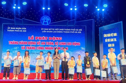 Trao tặng 100 suất hỗ trợ cho con công nhân lao động có hoàn cảnh khó khăn